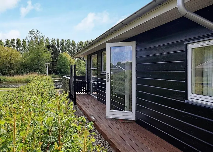 6 Person In Tranekaer-by Traum *