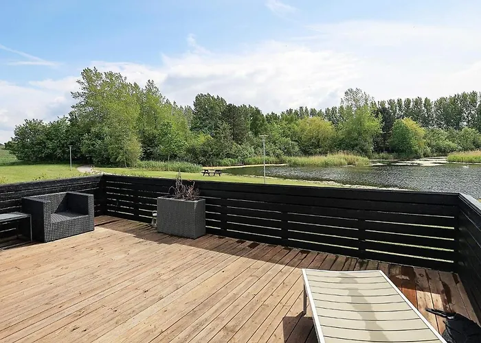 6 Person In Tranekaer-by Traum